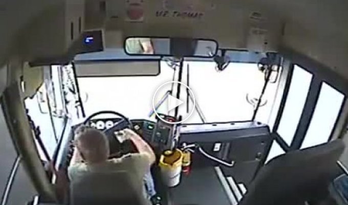 Водитель автобуса потерял управление и въехал в дом