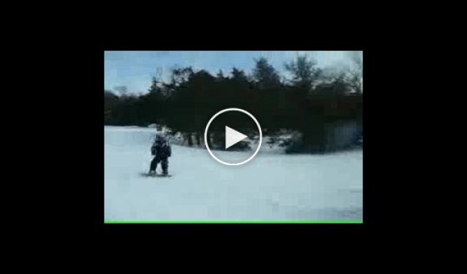 3-х летний ребенок катается на сноуборде