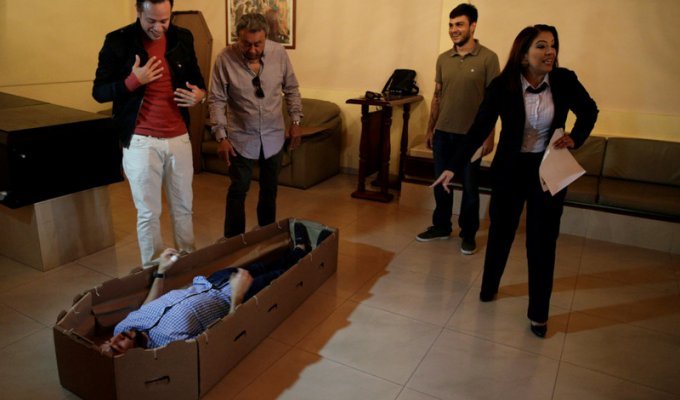В Венесуэле растет спрос на гробы из картона (11 фото)