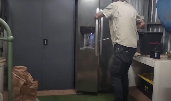 Змея застряла в холодильнике австралийцев (2 фото + 1 видео)