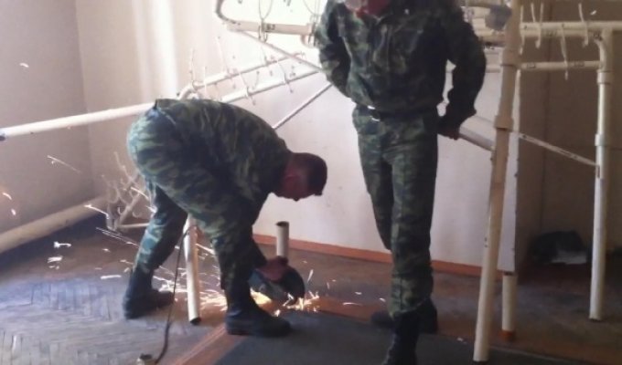 Разграбление Дома офицеров в Пскове (21 фото)
