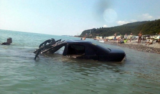 Со дна Черного моря подняли разбитую машину (2 фото + 1 видео)