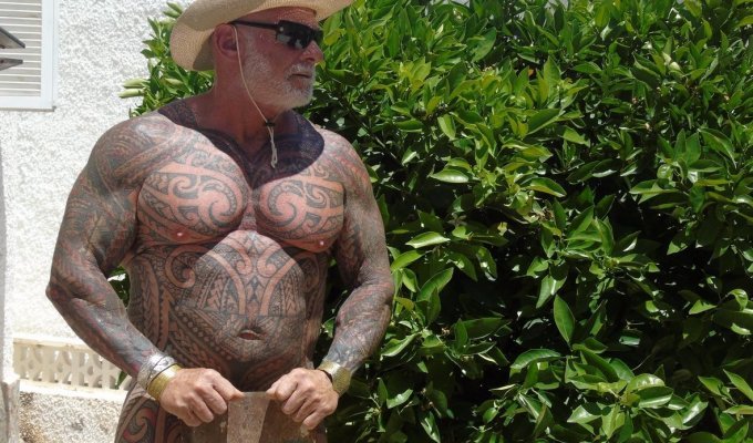 60-летний бодибилдер за год покрыл все свое тело татуировками (15 фото)
