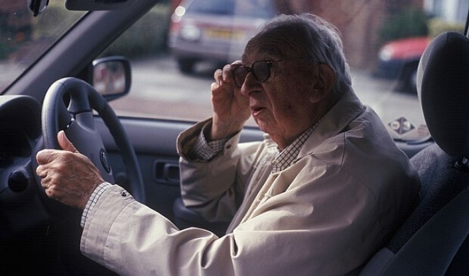 Пара 90-летних пенсионеров пропустила нужный поворот и 15 часов не могла вернуться домой (4 фото)