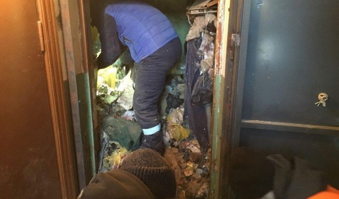 В Перми пенсионерка забила квартиру мусором до потолка (8 фото)