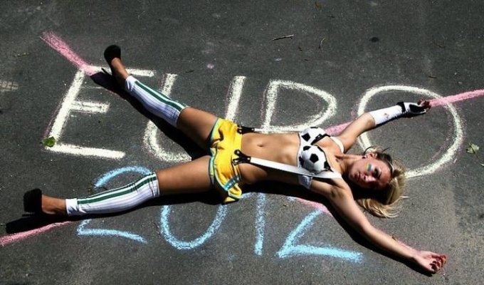Протесты FEMEN против Евро-2012 (14 фотографий)