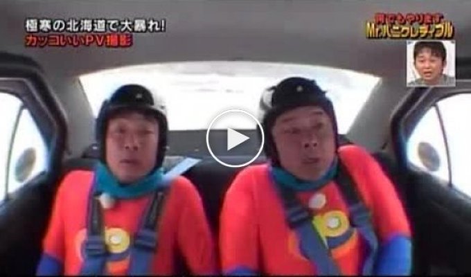 Японские парни на заднем сиденье при дрифте