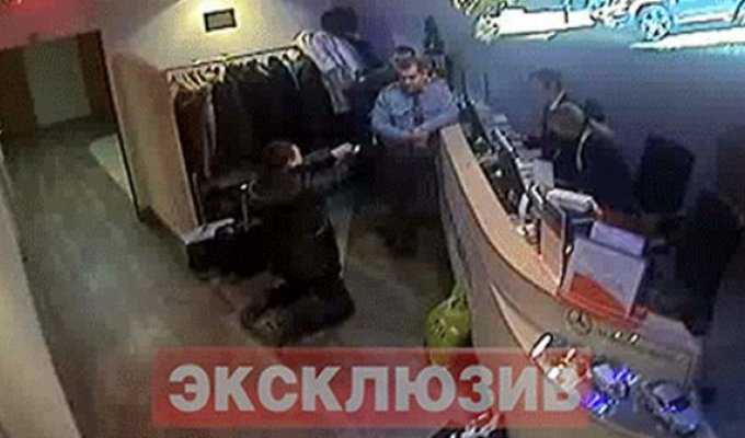 Пьяный бизнесмен напал на сотрудников Шереметьево и избил полицейского (1 гифка + видео)