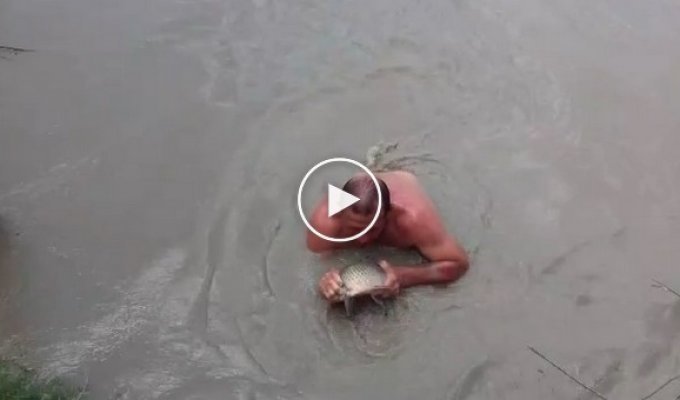 Необычная рыбалка в грязной воде