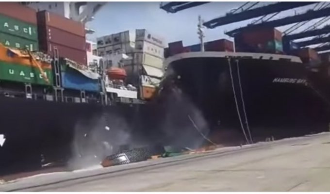 Столкновение двух контейнеровозов в порту Карачи (4 фото + 1 видео)