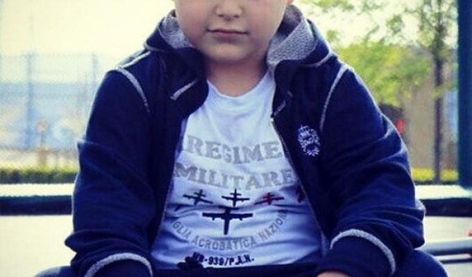 8-летнему сыну Рамзана Кадырова Адаму на День рождения подарили спорткар Mercedes-Benz SLS AMG (2 фото)