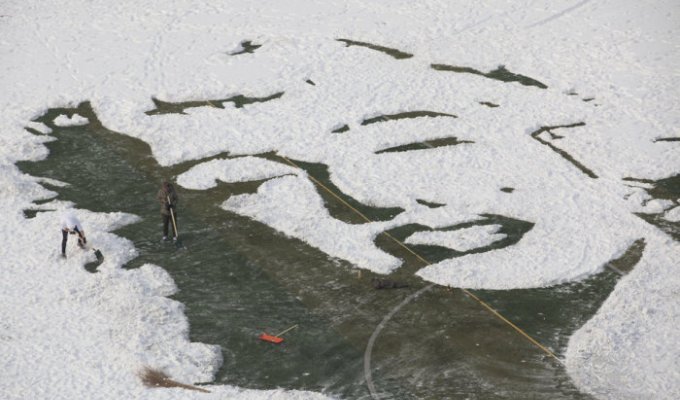 На стадионе китайского университета появился большой снежный портрет Мэрилин Монро (5 фото)