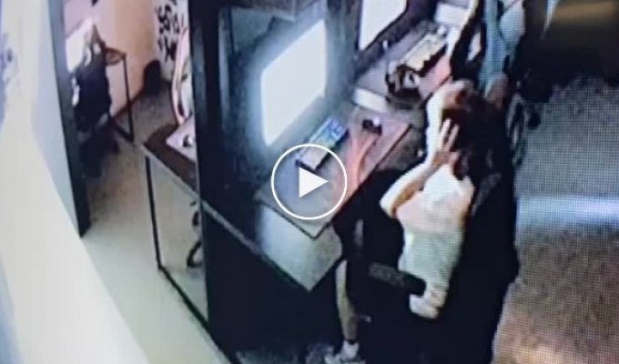 Девушка психанула и разбила монитор в компьютерном клубе