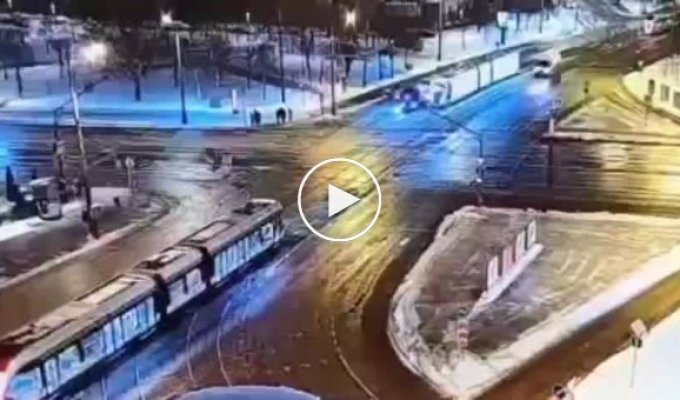 В центре Москвы легковушка протаранила  реанимобиль с пациентом