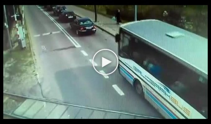 Полицейский спас автобус с детьми