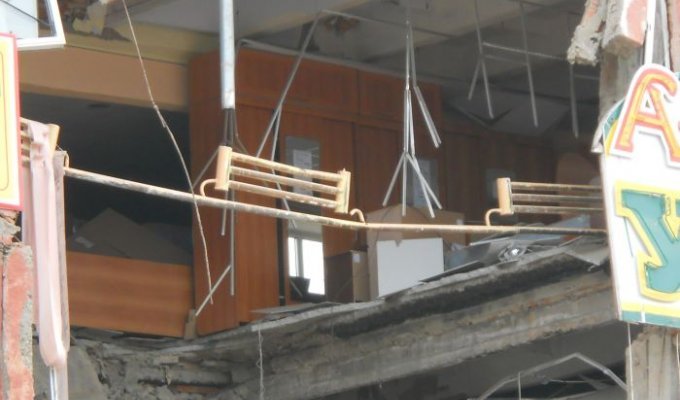 Обвал стены торгового центра в Кургане (7 фото)