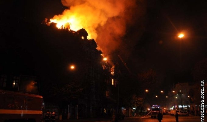 Пожар в самом старом доме Руссова в Одессе (10 фото)