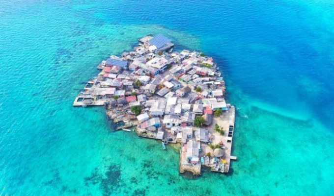 Как тысяча человек уживаются на острове размером с футбольное поле (25 фото)