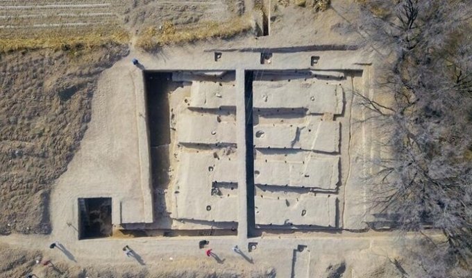 В Монголии обнаружили руины 2000-летнего зернохранилища (9 фото)