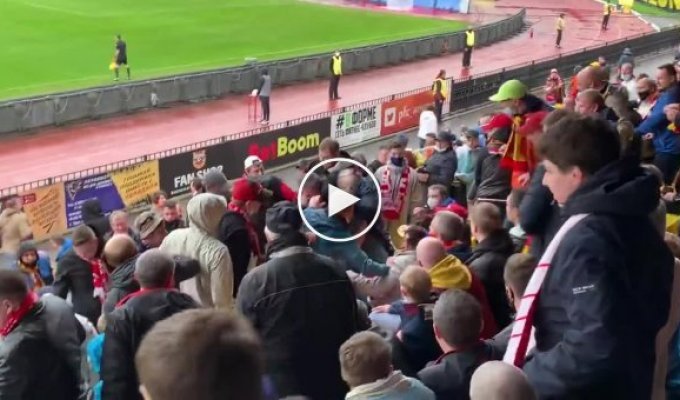 Фанаты Арсенала и Спартака устроили потасовку на трибунах в Туле