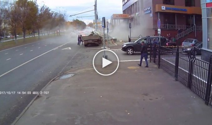 В Казани грузовик с цементом врезался в припаркованные авто