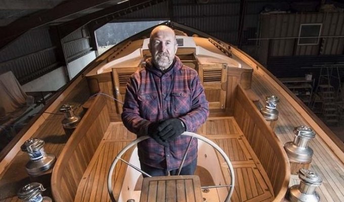 Он продал всё, чтобы построить яхту своей мечты (10 фото)