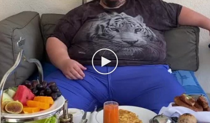 Как завтракает 250-килограммовый сын Никаса Сафронова