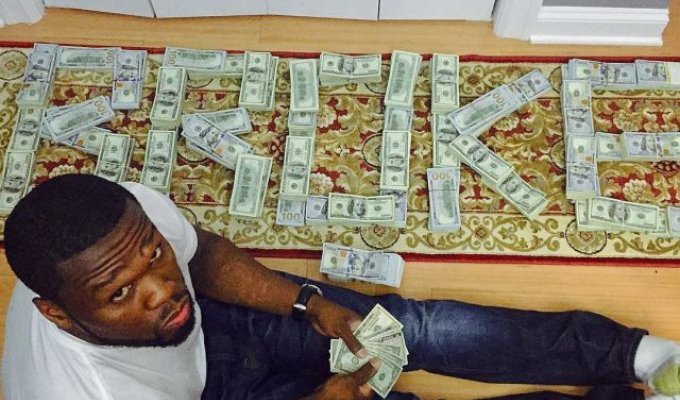 Рэпер 50 Cent, ранее объявивший себя банкротом, устроил фотосет с пачками денег (2 фото + видео)