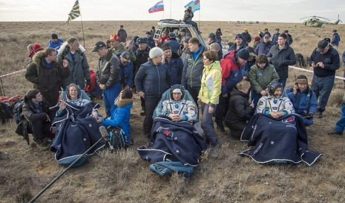 В субботу в Жезказгане приземлился экипаж с МКС: астронавт Кейт Рубинс первым делом звонит родным (18 фото + 2 видео)