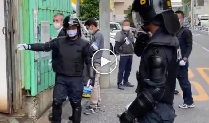 Полицейские Токио устроили рейд на штаб-квартиру ультра-левой организации, но те сдались сами