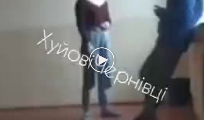 Девушка бьющая парня в черновицкой области