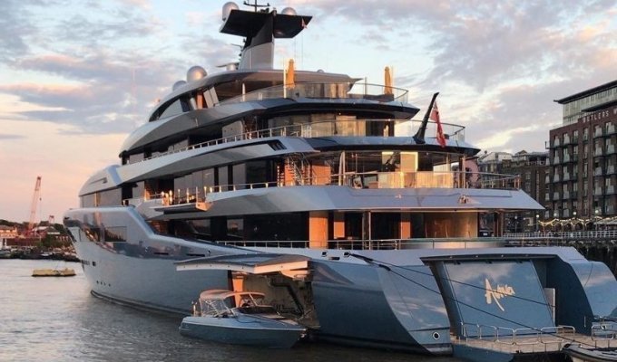 Богачи пожаловались на 98-метровую яхту миллиардера (4 фото)