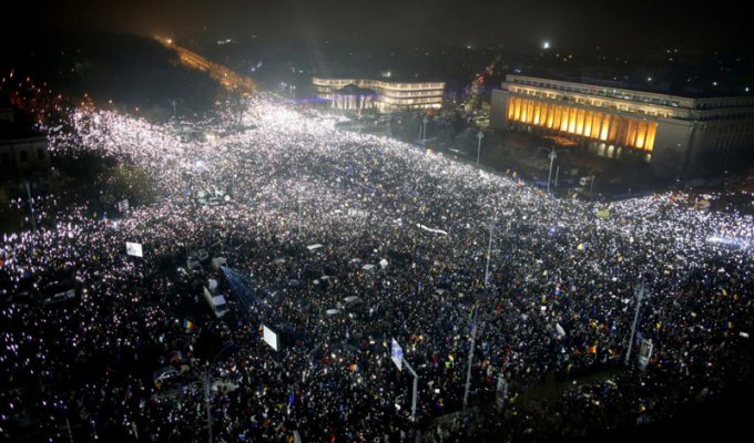 Полмиллиона человек вышли на улицы Румынии в знак протеста: впечатляющие фото с места событий (4 фото)