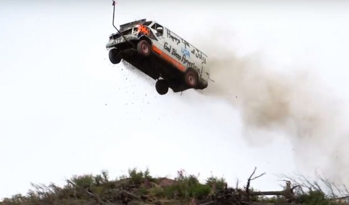 На Аляске в День независимости принято запускать машины в воздух (1 фото + 4 видео)
