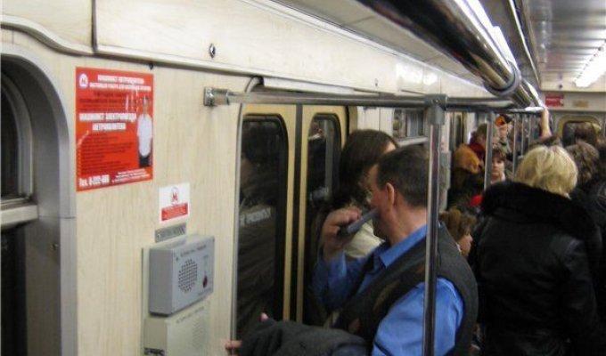 Как коротают время в метро (5 фото)