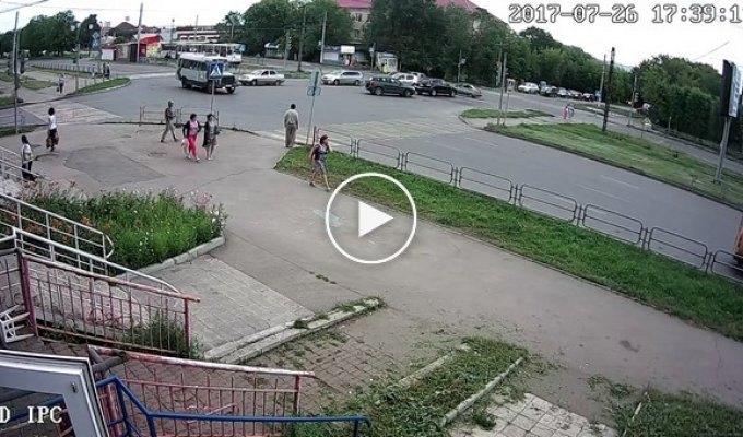 В Магнитогорске машина скорой помощи сбила велосипедистку