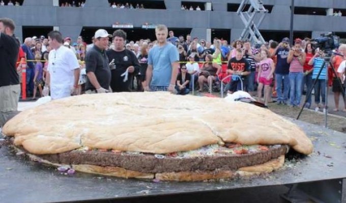 Самый большой в мире бургер (2 фото)