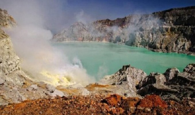 Иджен: Вулканическая серная шахта в Индонезии (29 фото)