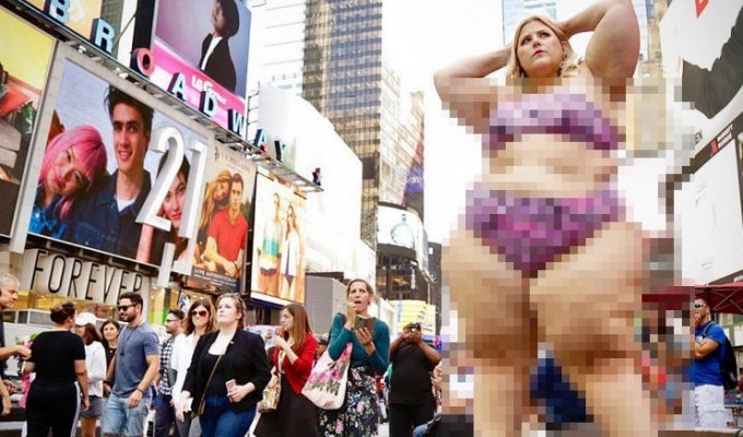 150-килограммовая блогер вышла на Таймс-сквер в бикини и стала жертвой домогательств (14 фото)
