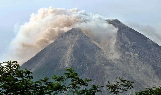 Бушующий вулкан в Индонезии (15 фото)