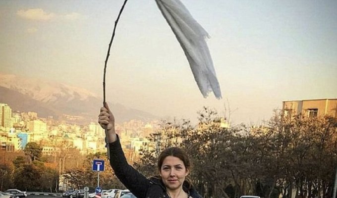 Иранки протестуют против хиджабов, не страшась ареста (12 фото + 1 видео)