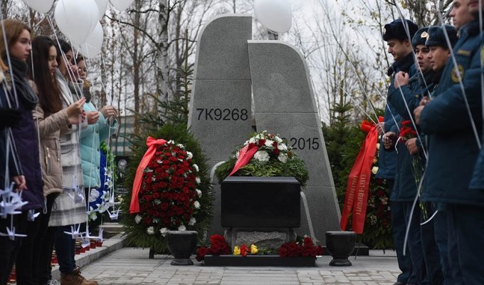На Серафимовском кладбище появились "Сложенные крылья" (1 фото)