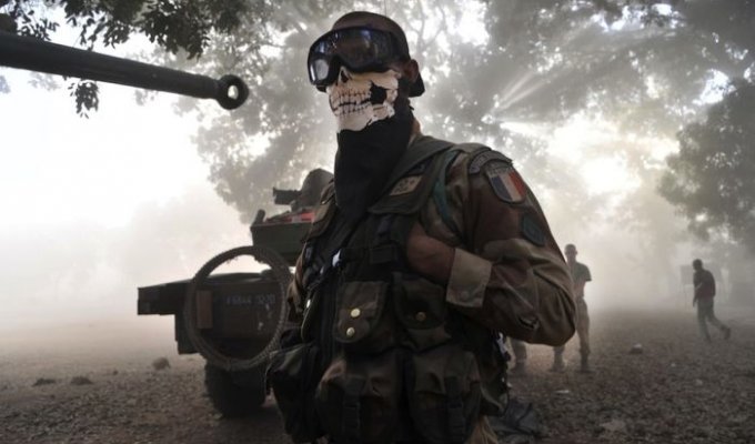 Реакция общественности на снимок французского солдата в стиле Call of Duty (4 фото)