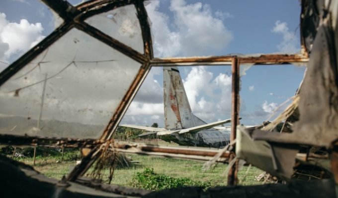 Заброшенный аэродром на далекой Гренаде (28 фото)