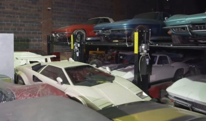 Удивительная коллекция автомобилей, которая долгие годы была скрыта от посторонних глаз (2 фото + 1 видео)