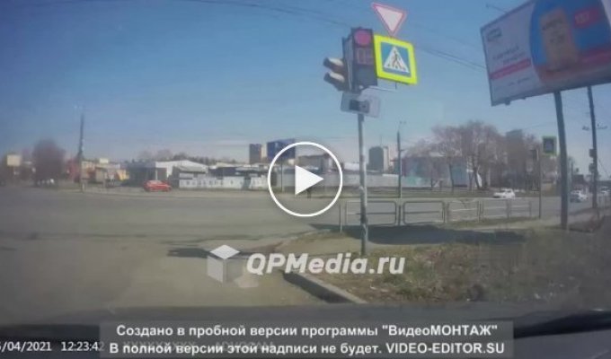 Попытка проскочить на «красный» в Челябинске перевернулся автомобиль