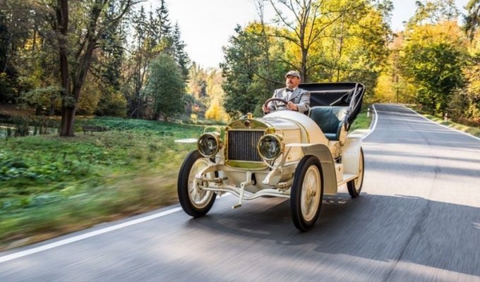 Компания Skoda восстановила 110-летний спортивный автомобиль (30 фото)