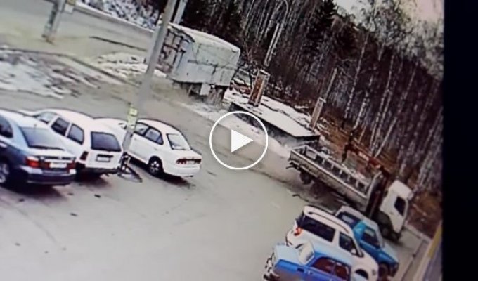 В Иркутске манипулятор пробил стену супермаркета