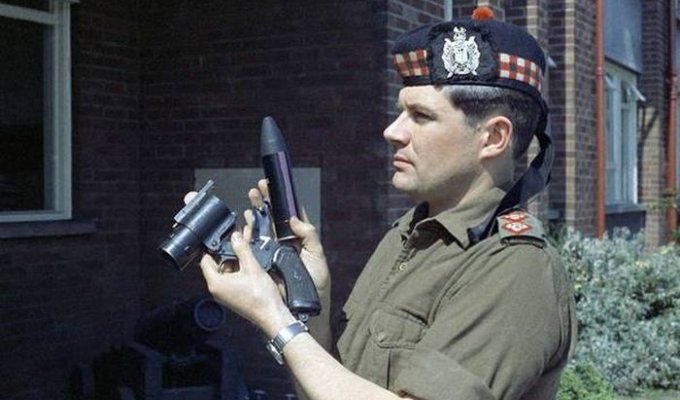 Грозное травматическое оружие британской полиции (2 фото)