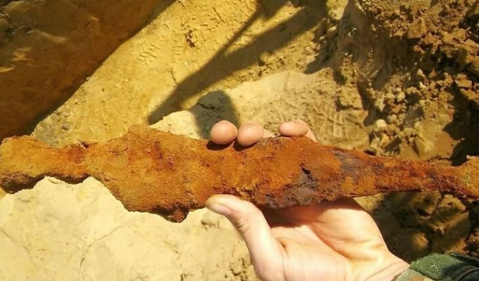 Во время раскопок в Германии, парень нашел 2000-летний кинжал (7 фото)